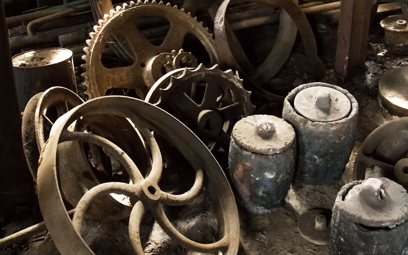 Pattern molds and crucibles