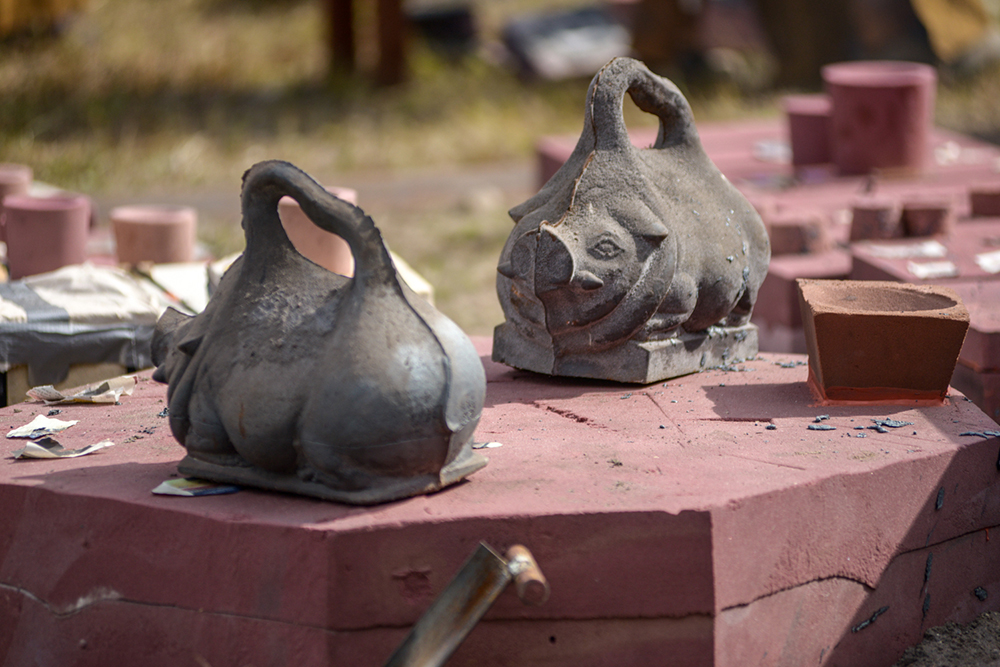 large cast iron pot belly pig molds