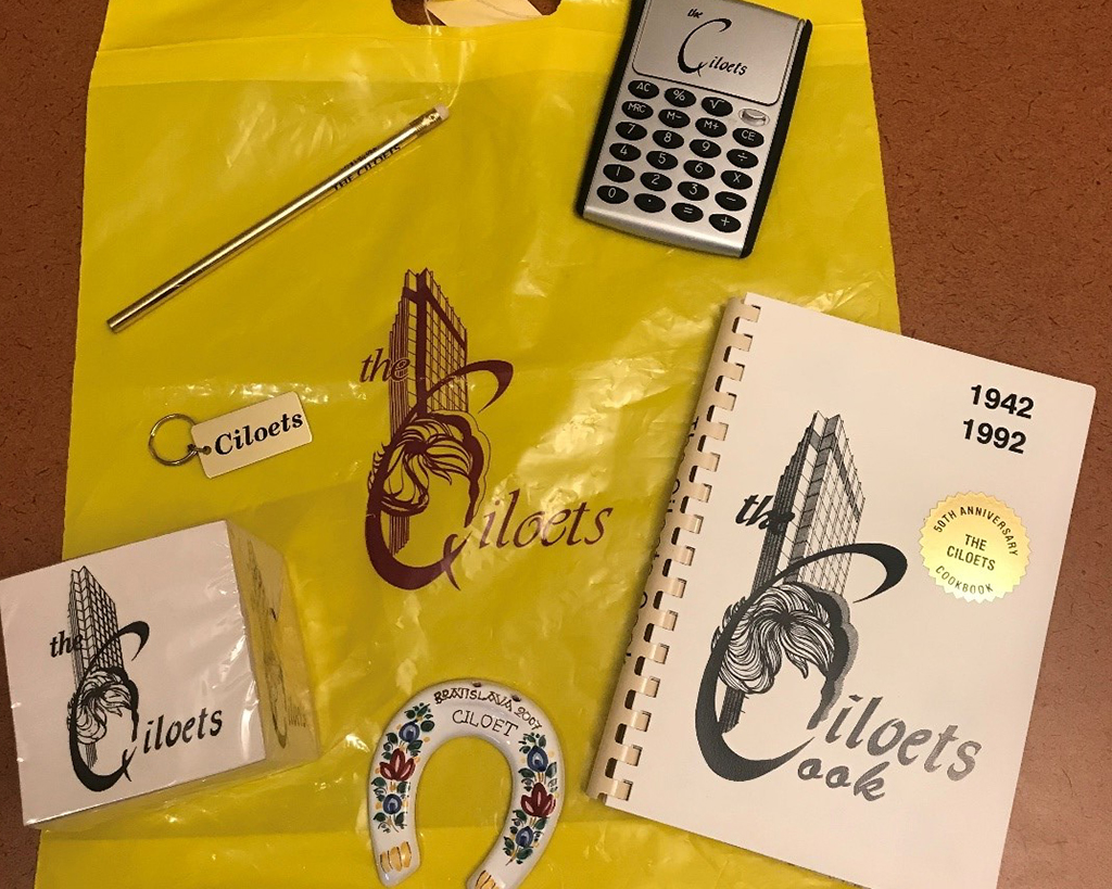 A plastic bag, a notebook, pen, key ring, a calculator, all with the Ciloets loto