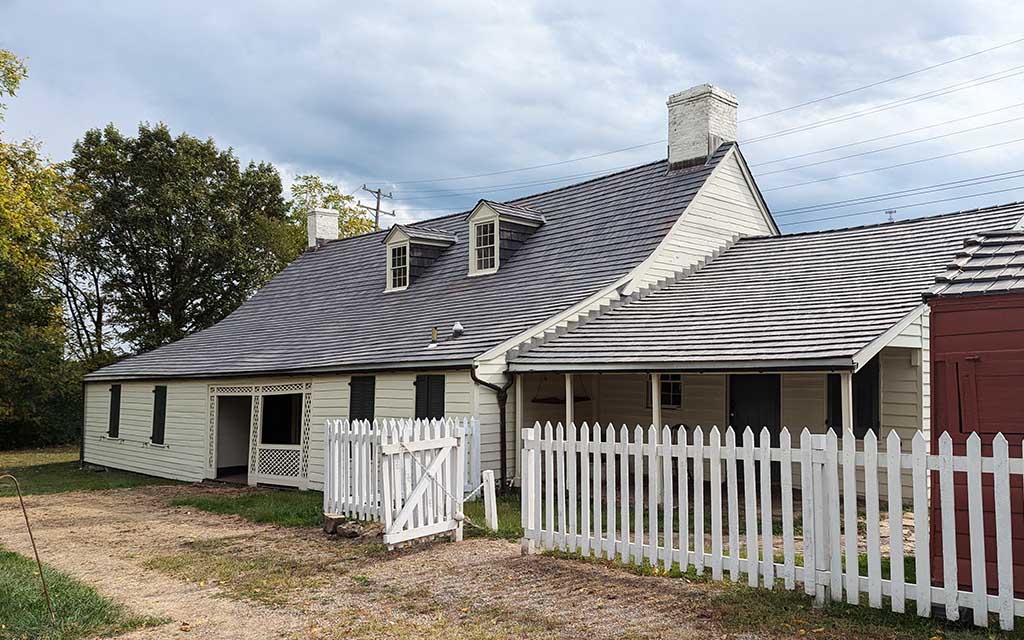 A white home from the 1700s